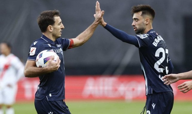Brais Méndez y Mikel Oyarzabal celebran un gol