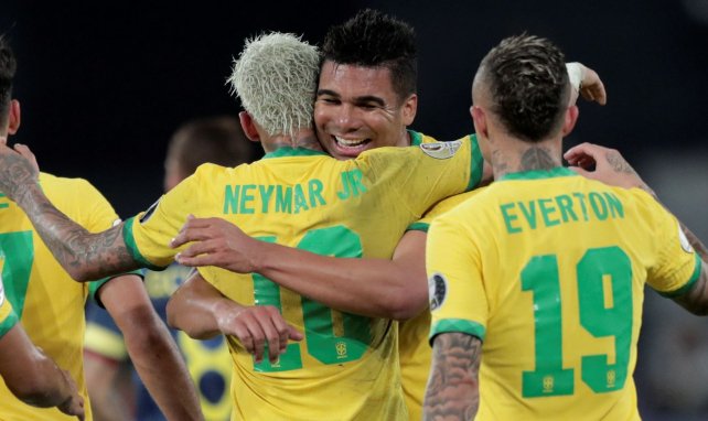 Neymar y Casemiro con Brasil