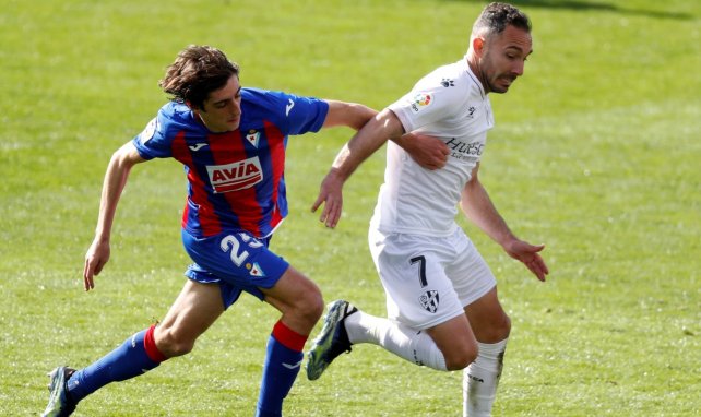 Bryan Gil disputa un balón para el Eibar