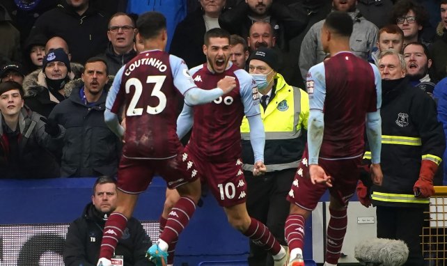 Emiliano Buendia celebra su gol con jugadores del Aston Villa