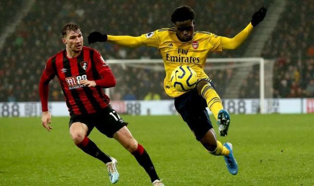 Bukayo Saka trata de controlar el balón en un choque del Arsenal