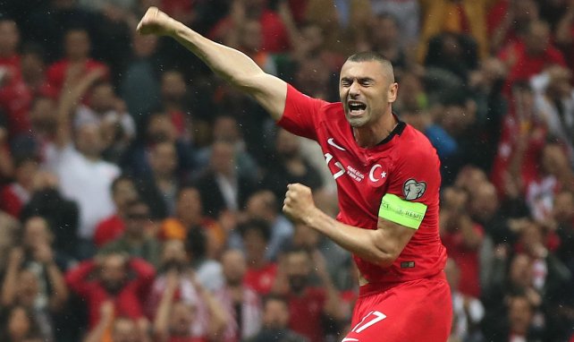 Burak Yilmaz celebra un gol con Turquía