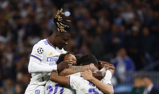 Eduardo Camavinga celebra con sus compañeros del Real Madrid