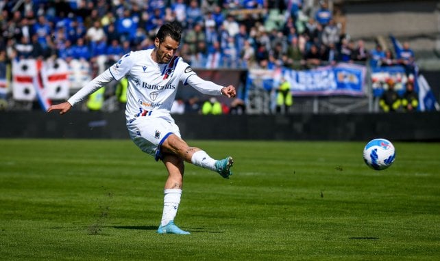 Antonio Candreva golpea el balón