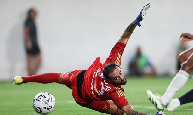 Carlo Pinsoglio se estira para intentar parar una pelota