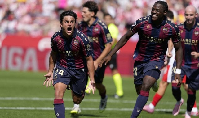 Carlos Álvarez celebra un gol