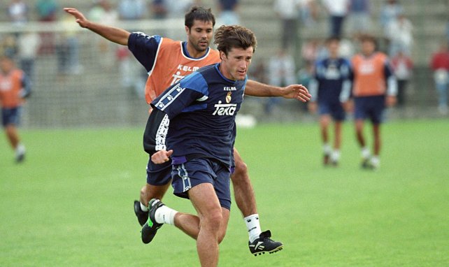 Carlos Secretario durante su etapa en el Real Madrid, junto a Davor Suker.