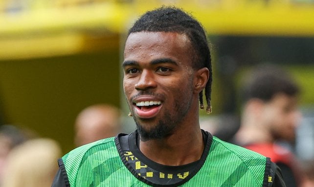 Carney Chukwuemeka con el Borussia Dortmund.