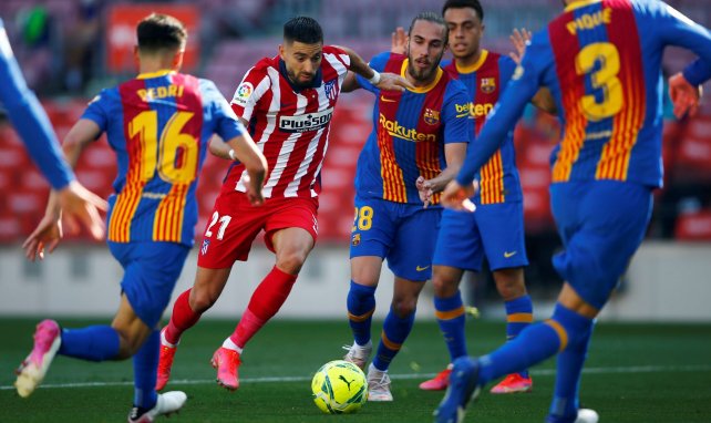 Yannick Carrasco, presionado por varios jugadores del FC Barcelona