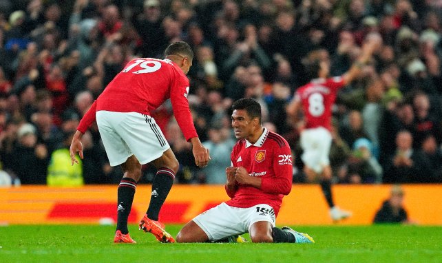 Raphaël Varane y Casemiro con el Manchester United