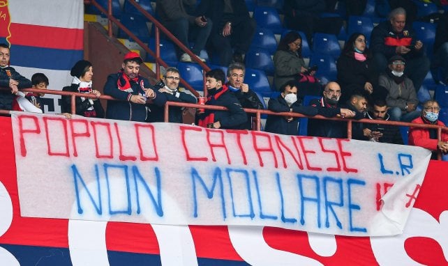 Aficionados del Génova apoyando al Catania