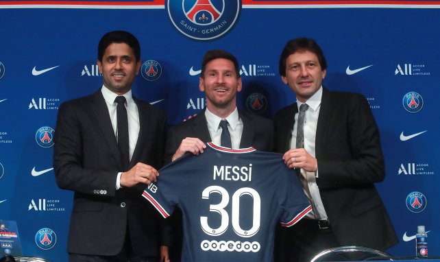 Lionel Messi posa con Nasser Al-Khelaïfi y Leonardo en sala de prensa