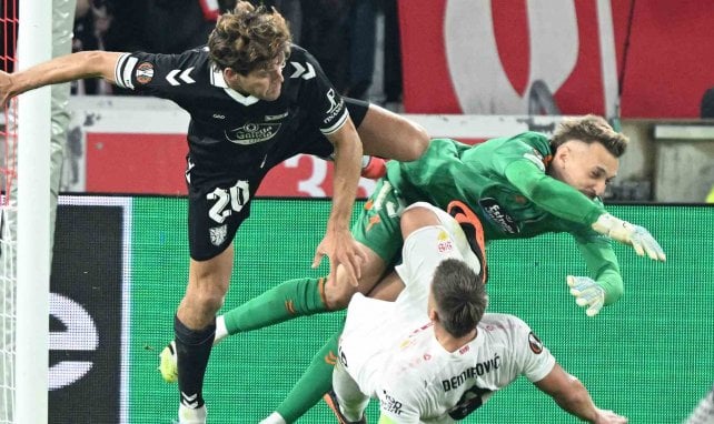 Ionut Radu y Marcos Alonso tratan de despejar el balón