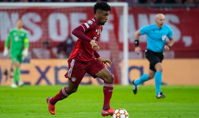 Kingsley Coman conduce el balón en un choque de Champions League