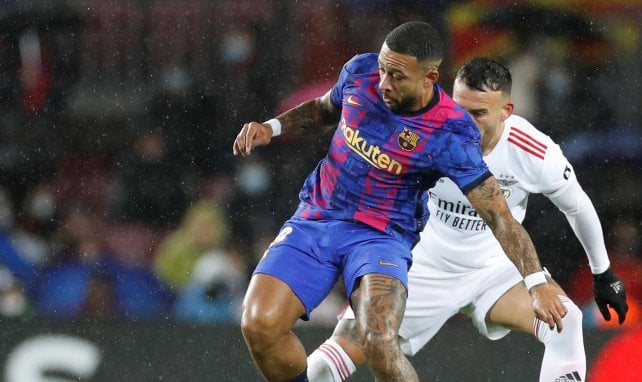 Memphis Depay frente a Otamendi