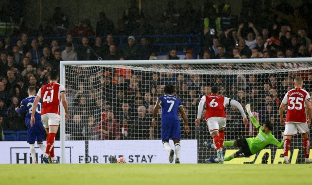 Cole Palmer marca de penalti en el derbi de Londres