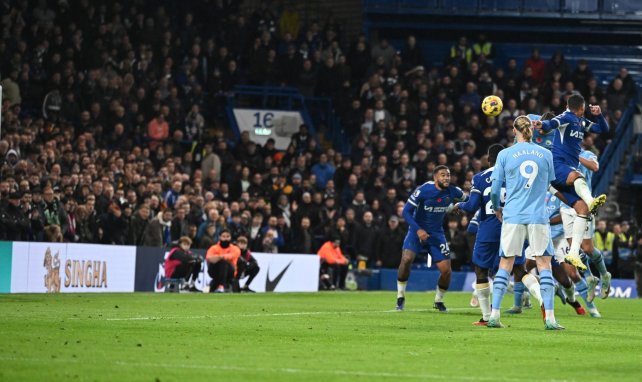 Manuel Akanji conecta un remate en Stamford Bridge