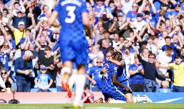 Los jugadores del Chelsea celebran uno de sus goles en Stamford Bridge