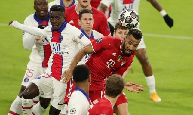 Eric Maxim Choupo-Moting rematando en el duelo ante el PSG.