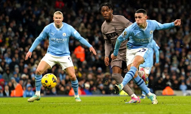 Phil Foden se dispone a marcar con el Manchester City