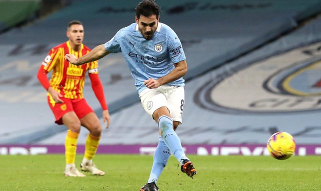 Ilkay Gündogan ejecuta un penalti con el Manchester City