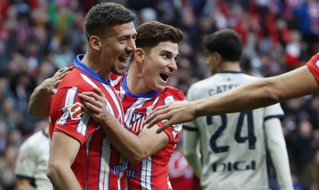 Clément Lenglet y Julián Álvarez celebran un gol