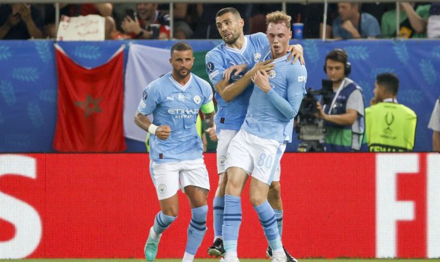 La alegría de los futbolistas del Manchester City en El Pireo