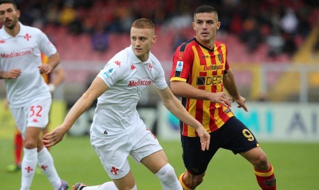 Pietro Comuzzo juega un partido con la Fiorentina