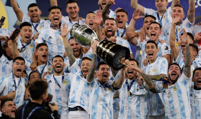 Leo Messi alza el trofeo de la Copa América con Argentina