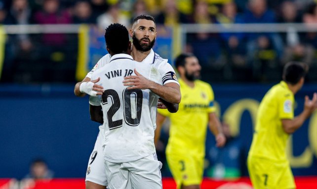 Karim Benzema y Vinícius celebran un gol