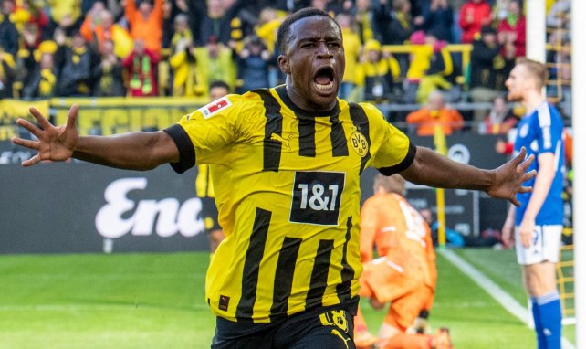 Youssoufa Moukoko festeja una diana con el Borussia Dortmund