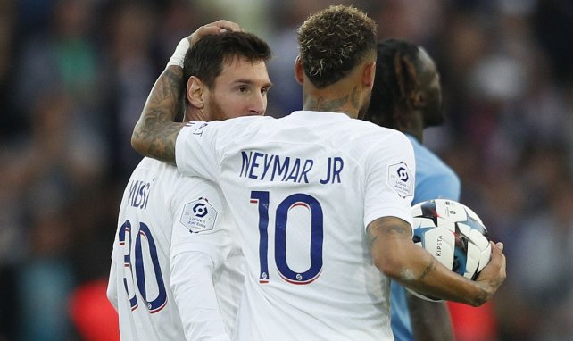 Lionel Messi celebra un gol con Neymar Jr