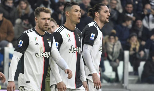 Aaron Ramsey, Cristiano Ronaldo y Adrien Rabiot con la camiseta de la Juventus