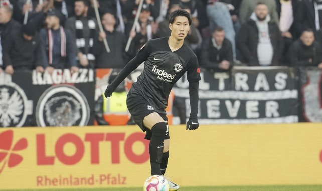 Daichi Kamada conduce el balón en un choque con el Eintracht Frankfurt