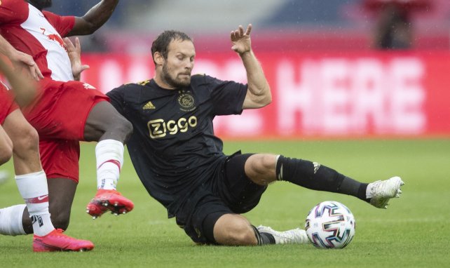Daley Blind realiza una acción defensiva con el Ajax de Ámsterdam