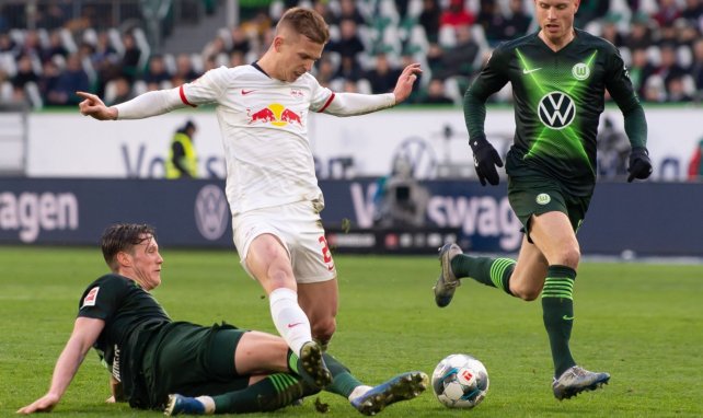 Dani Olmo trata de hacerse con el cuero con el RB Leipzig