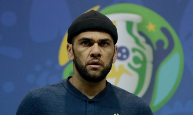 Daniel Alves en una concentración con la selección brasileña
