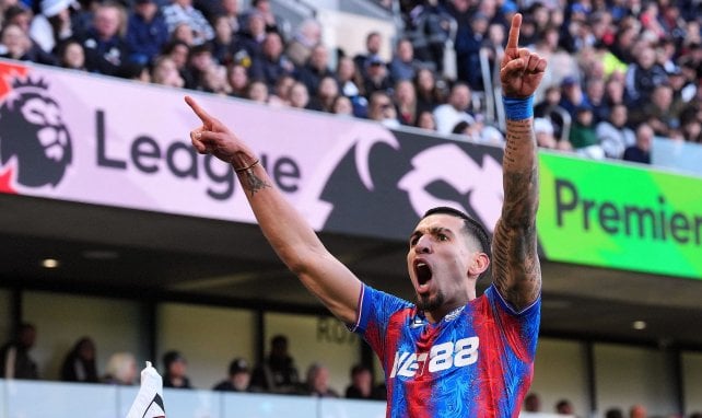 Daniel Muñoz jugando para el Crystal Palace.