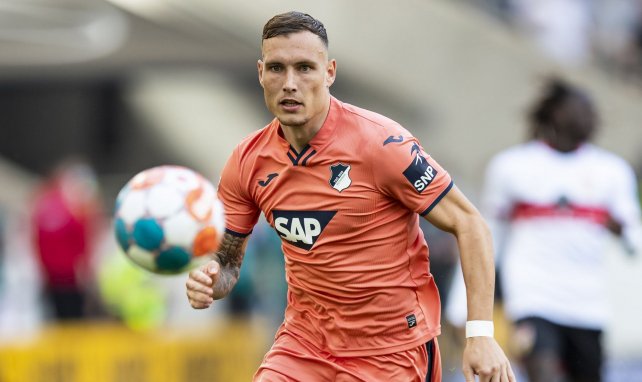 David Raum persigue el esférico en un choque con el Hoffenheim