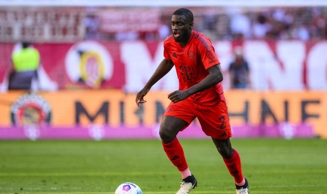 Dayot Upamecano conduce la pelota.