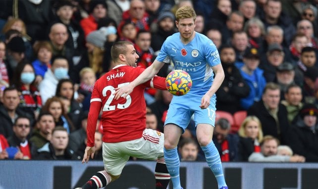 Kevin De Bruyne frente a Luke Shaw.