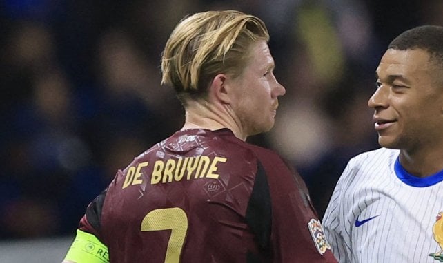 Kevin De Bruyne saluda a Mbappé