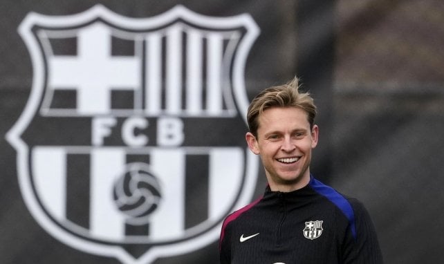 Frenkie De Jong sonriendo en un entrenamiento