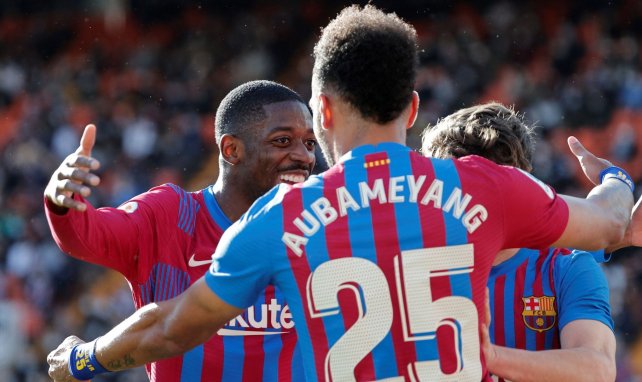 Ousmane Dembélé y Pierre-Emerick Aubameyang celebran un gol