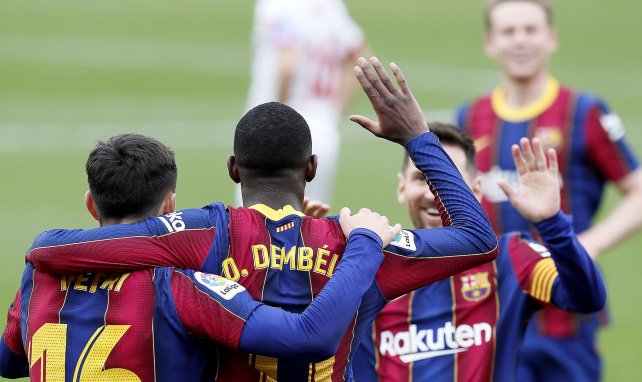 Los jugadores del FC Barcelona celebran el gol de Dembélé