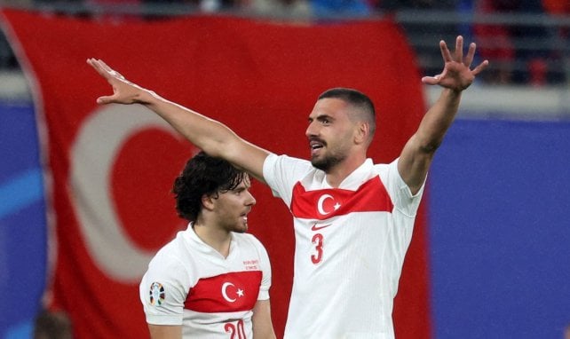 Merih Demiral celebra uno de sus dos goles.