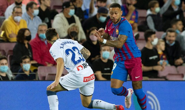 Memphis Depay, en acción con el FC Barcelona ante el Alavés