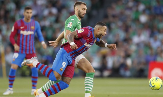 Memphis Depay, derribado en el duelo entre Real Betis y FC Barcelona