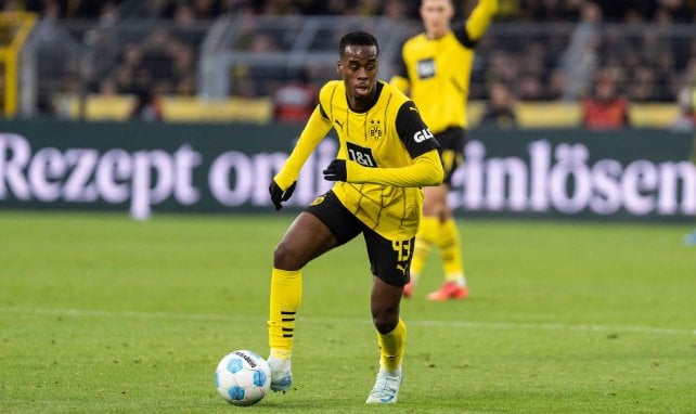 Jamie Bynoe-Gittens en un partido del Borussia Dortmund