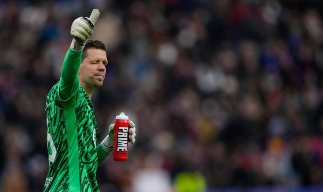 Wojciech Szczesny saluda en un partido del FC Barcelona